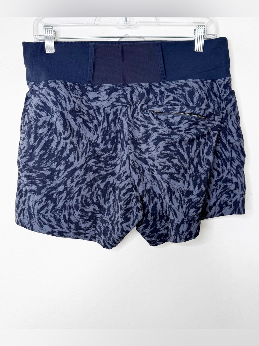 ATHLETA | Blue Animal Print Trekkie North Printed Athletic Shorts Sz. 8 Workout - Picture 4 of 4